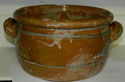 KLOSTERMOSEGAARD MEJERI: Stor smørkrukke i lertøj med hanke fra slutningen af 
1800-tallet.