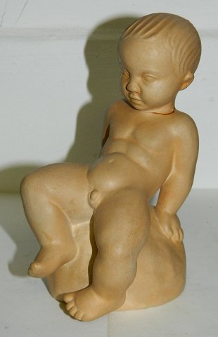 Figur af dreng i keramik af Knud Basse