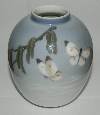 Kgl. vase i porcelæn med sommerfugle