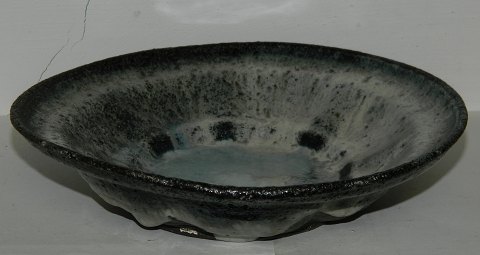 Glazed tray in ceramics by Gutte Eriksen.