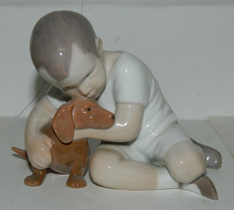 B&G figur i porcelæn af dreng med gravhund.