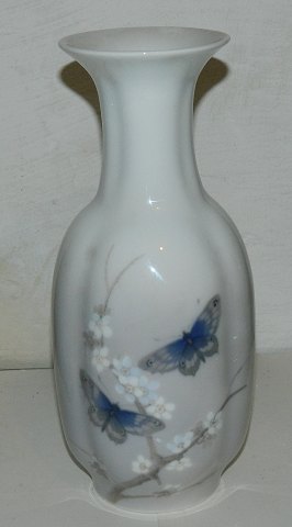 Kgl. vase i porcelæn med dekoration af sommerfugle
