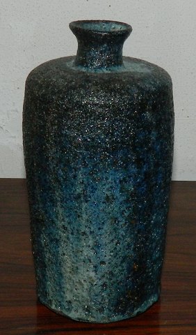 Flaskeformet vase af Gutte Eriksen