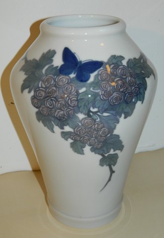 Stor Kgl. vase med dekoration af roser og sommerfugle