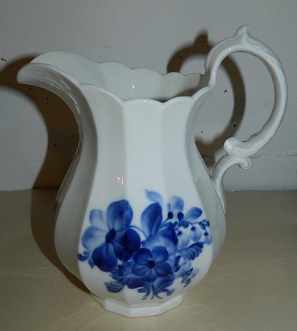 Kgl. Blå blomst kantet kande i porcelæn