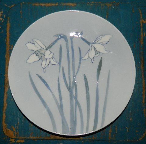 Royal Copenahgen plate with decoration of few flowers