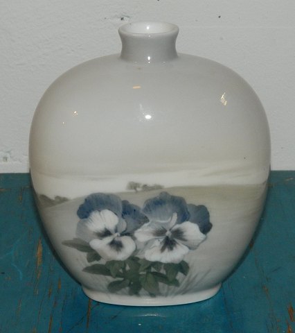 Kgl. vase med blomsterdekoration fra ca. 1900