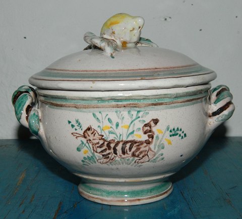 Lidded pottery Bowl  with decoration of cat from Syberg factory