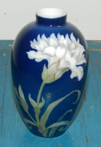 Lille Kgl. vase i porcelæn med dekoration af en blomst