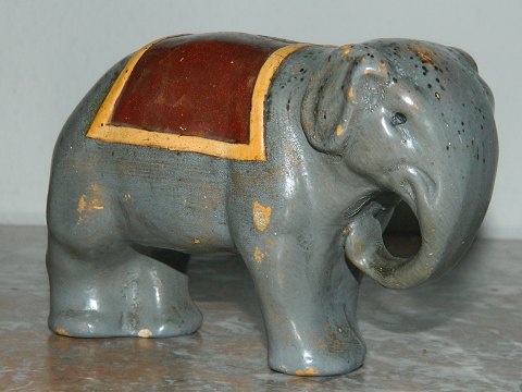 Elefant som sparebøsse i keramik