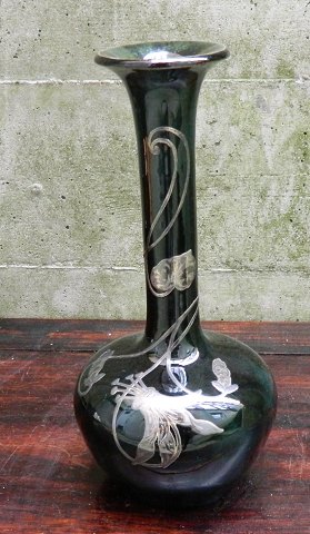 Skønvirkeperioden: Vase i keramik med floral sølvdekoration