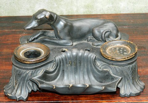 Blækhus i keramik med figur af Mynde