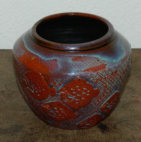 Vase in pottery by Gudrun Meedom