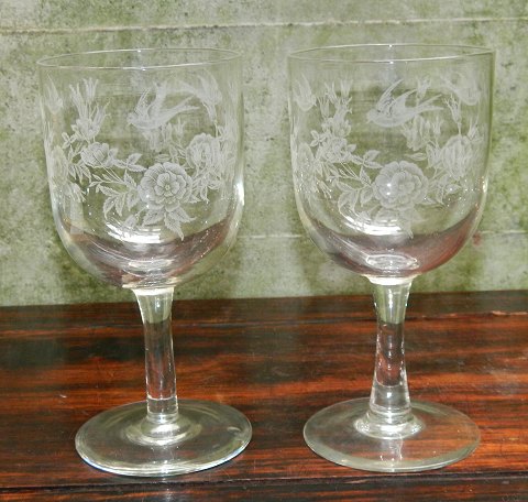 Couple wine glasses with "birds" from Kastrup Glassworks about 1910