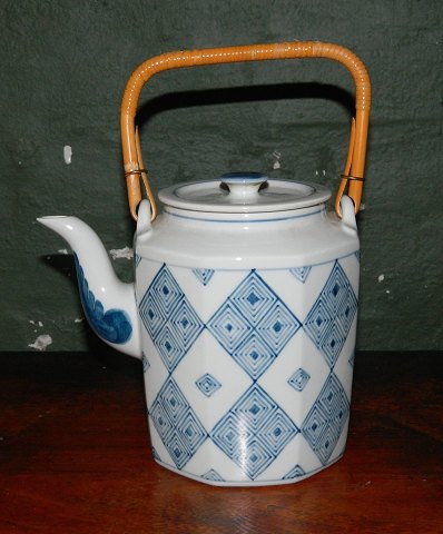 Royal Copenhagen teapot by Gertrud Vasegaard