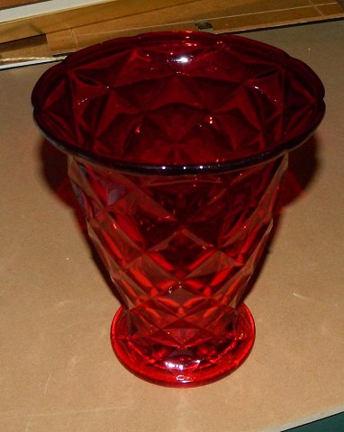 Rød glasvase fra Fyens Glasværk