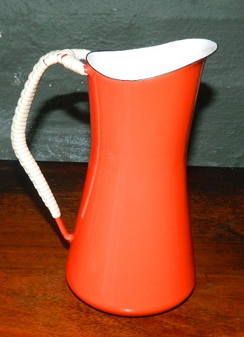 Red pitcher with braided hank of IHQ