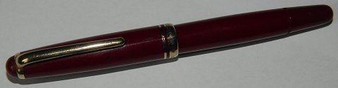 Burgundy Montblanc no. 252 fountain pen