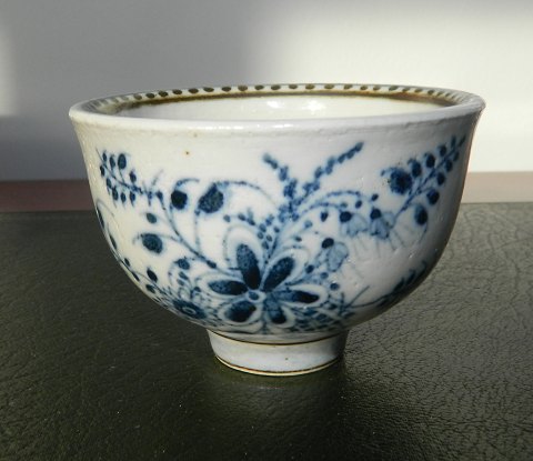 Kgl. skål i keramik med blomsterdekoration