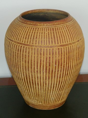 Gulvvase i keramik med ribbet dekoration
