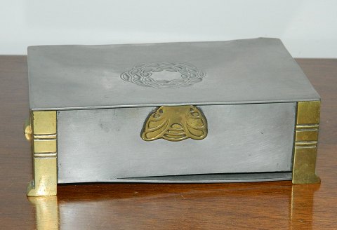Lidded Art Nouveau box in pewter by Mogens Ballin