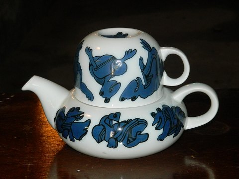 B & G teapot with cup of Sten Lykke Madsen