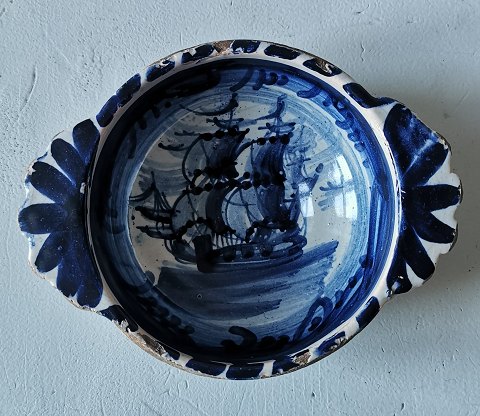 Bowl with handles in faience with ship motif