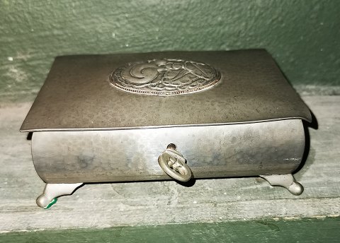 Art Nouveau Heuser box in tin
