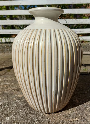 Einar Johansen: Vase in ceramic with ribbed decoration