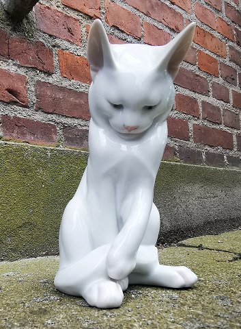 Figur af hvid kat fra Royal Copenhagen før 1923