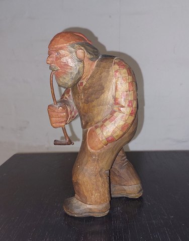 Wooden figure of a man smoking a pipe
&#8203;