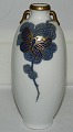 Kgl. vase i porcelæn med sommerfugl-dekoration