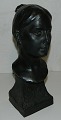 Kvindebuste af H. P. Pedersen-Dan, i sort keramik 1896