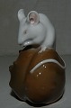 Kgl. figur i porcelæn af hvid mus på sten