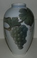 Kgl. vase i porcelæn med dekoration af druer