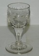 Gammelt snapseglas med egeløvsslibing 19. århundrede.