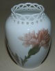 Kgl. vase med gennembrudt kant samt blomsterdekoration