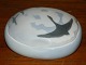 Skønvirkeperioden: Kgl. lågskål i porcelæn med motiv med svaner