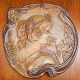 Jugend-stil fra Böhmen: Stor platte i terracotta med kvinde af Johann Maresch