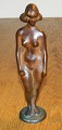 Carl Vilhelm Nielsen: Broncefigur af nøgen kvinde
