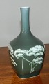 Kgl. vase grøn glasur med skærmplanter