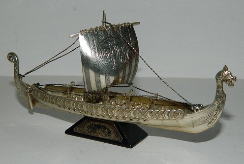 Miniature model af vikingskib i sterling sølv