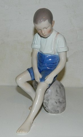 B&G figur i porcelæn af dreng på sten.