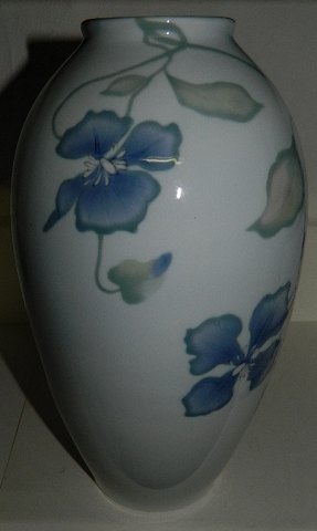 Art Nouveau vase med blomsterdekoration i relief