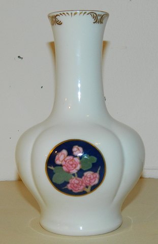 Kgl. vase i porcelæn af Else Hasselriis