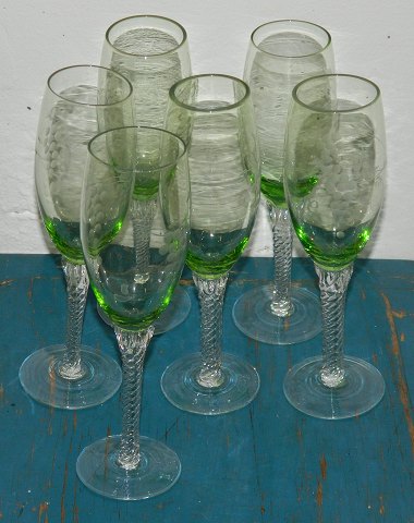 Six champagne glasses with green bowl