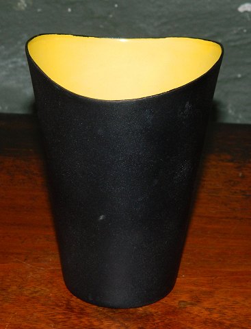 IHQ vase yellow and black
