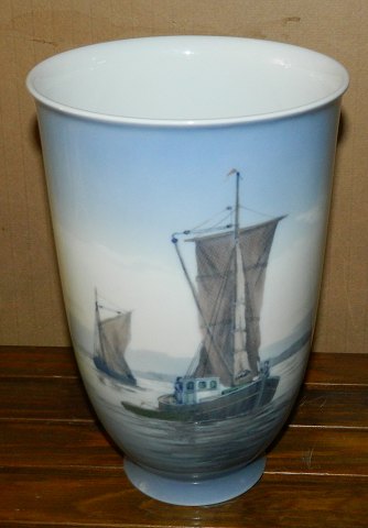 Kgl. vase med kystmotiv samt fiskerbåde