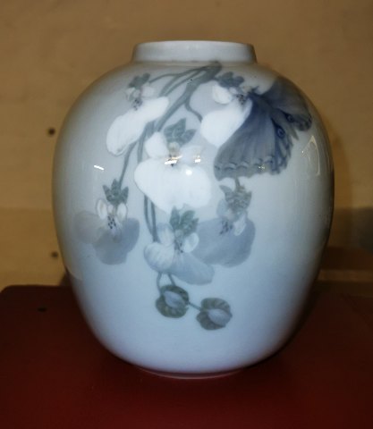Royal Copenhagen vase med sommerfugl 1900-23