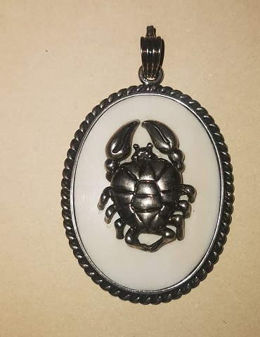 Vedhæng i sølv med figur af krabbe